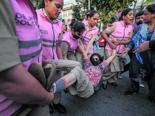 India invasa dagli “scarafaggi”. Le proteste elettorali in piazza