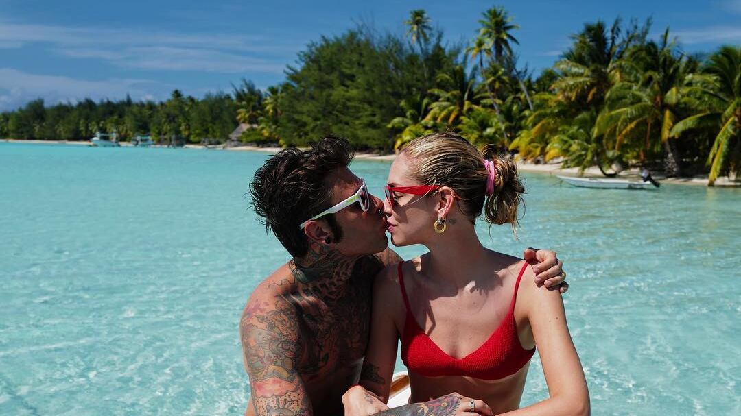 Un hater invita Chiara Ferragni a rifarsi il seno. Lei lo zittisce