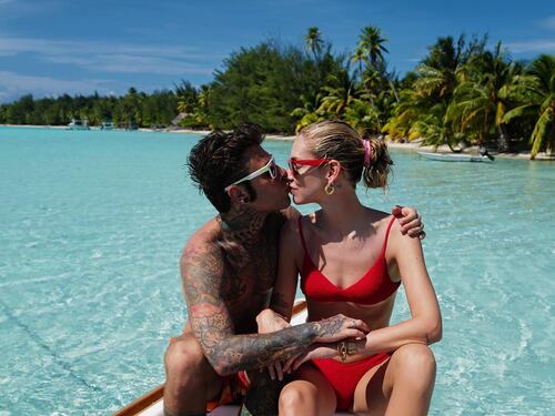 Un hater invita Chiara Ferragni a rifarsi il seno. Lei lo zittisce