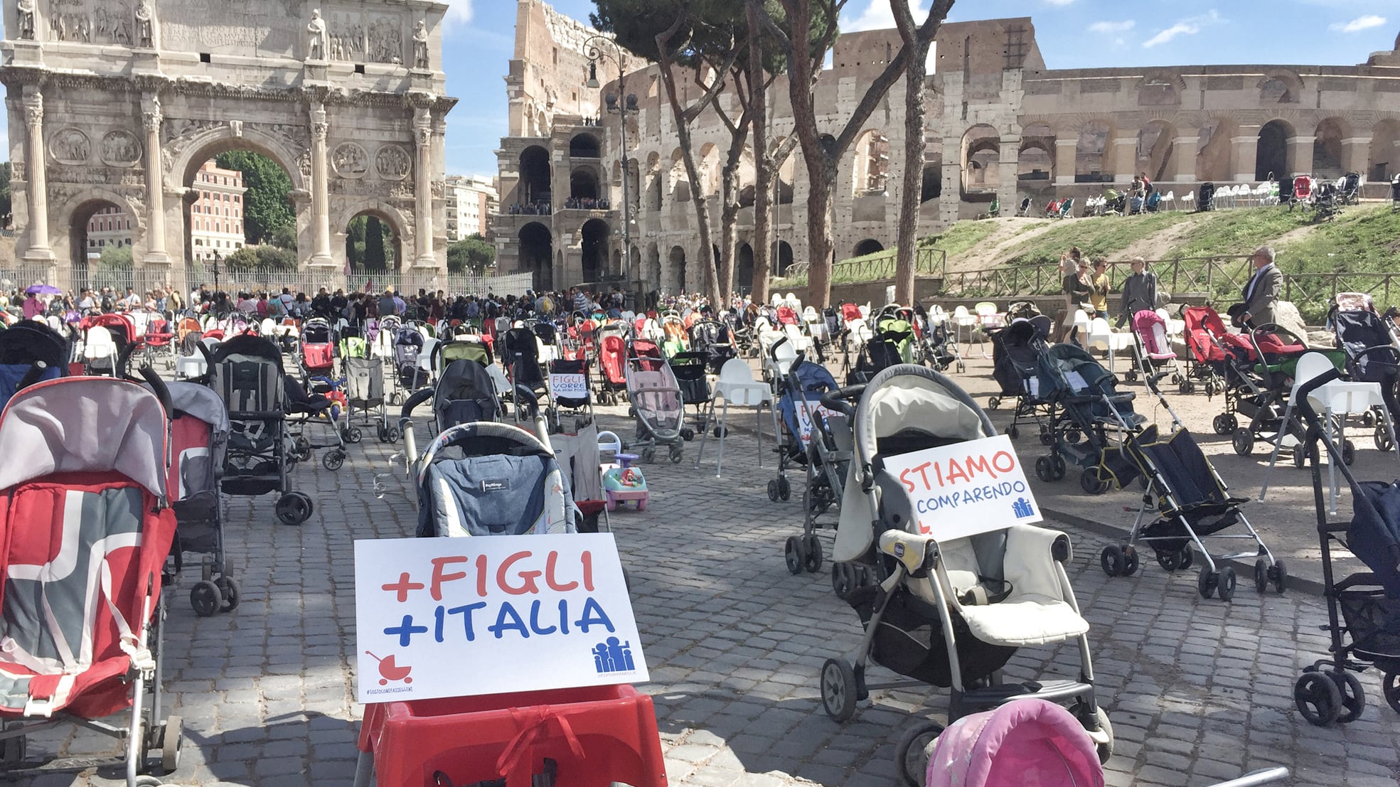 Emergenza natalità, flash mob dei cattolici davanti al Colosseo