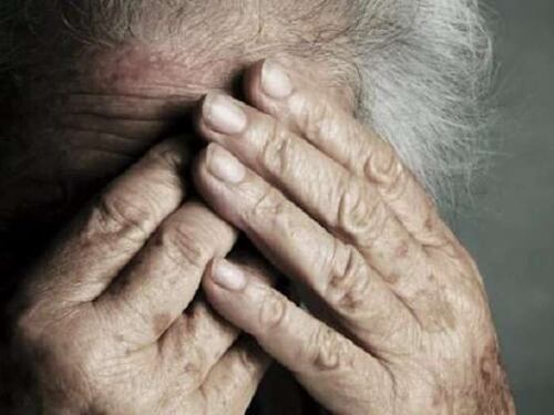 Violenza al parco: marocchino aggredisce un'anziana senza motivo e le rompe il gomito