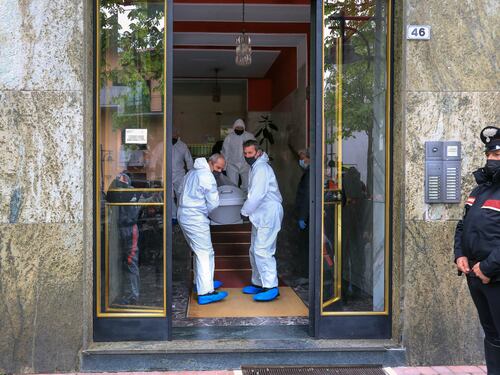 Strage nel Torinese: ammazza moglie e figlio Poi la furia sui vicini di casa