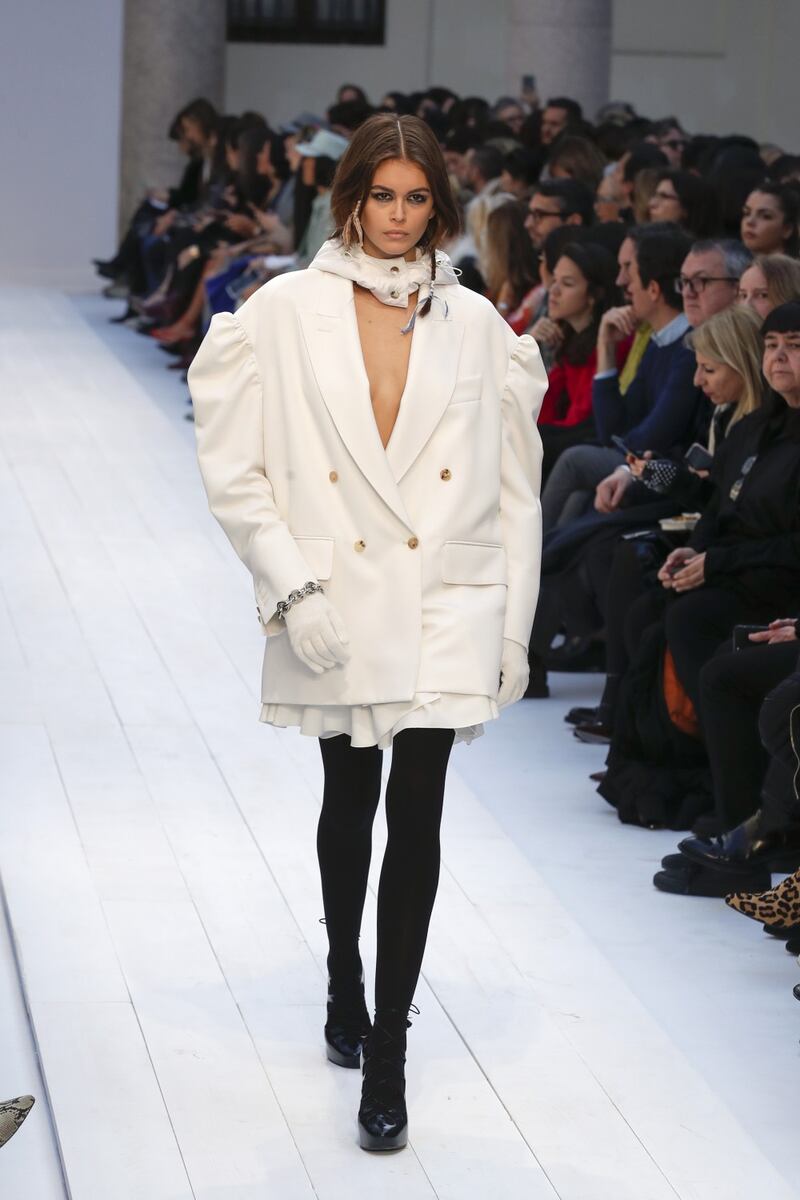 Kaia Gerber e le sorelle Hadid in passerella, foto 5