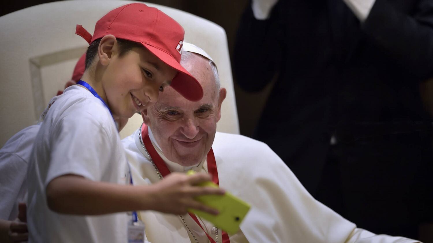 Papa Francesco: "Via quei vescovi che tacciono sugli abusi sessuali ai minori"