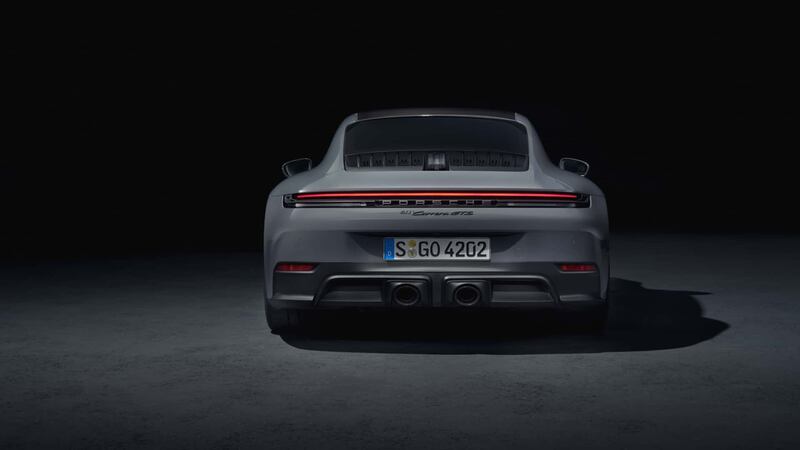 Nuova Porsche 911 GTS 2024, debutta la prima 911 ibrida della storia 4
