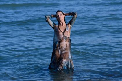 Isabeli Fontana hot, incanta Venezia nella laguna 12