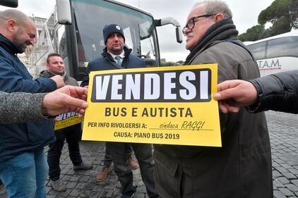 I bus turistici bloccano piazza Venezia 7