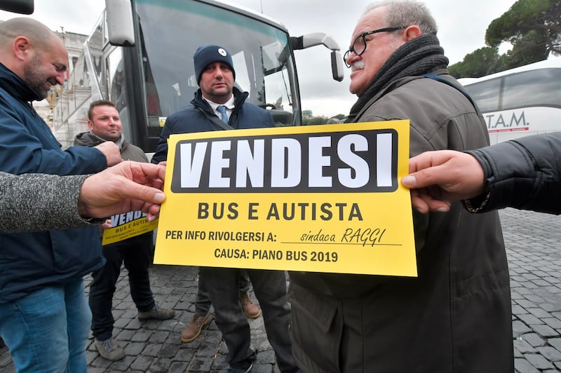 I bus turistici bloccano piazza Venezia 7