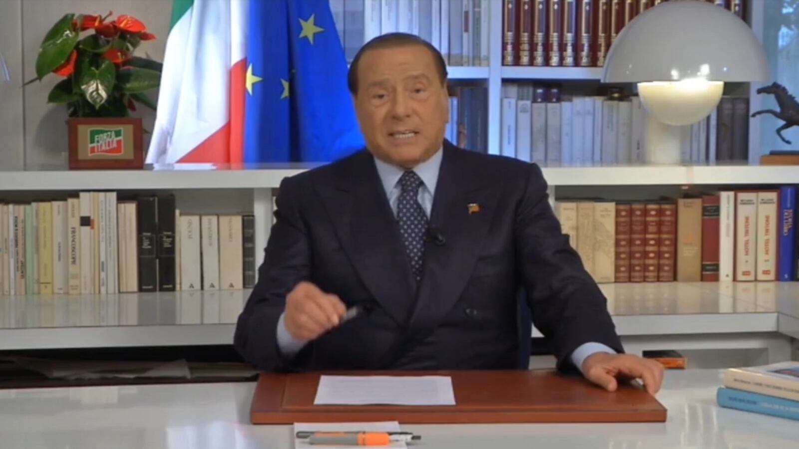 Ritorna Berlusconi: "La Ue una necessità". Weber: "Con lui l'Italia è rientrata in Europa"