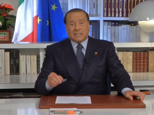Ritorna Berlusconi: "La Ue una necessità". Weber: "Con lui l'Italia è rientrata in Europa"