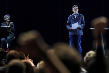 Francia, Melenchon fa il comizio in ologrammi 1