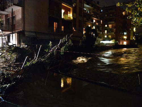 Il maltempo sferza la Liguria. Esondazioni, Chiavari allagata. Volano container a Genova