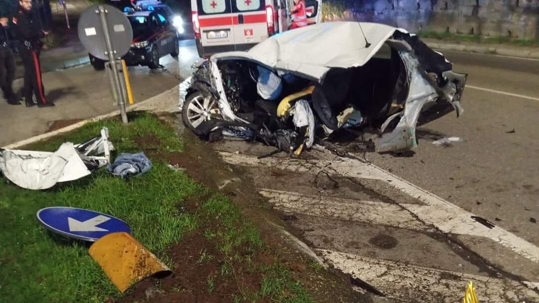 Incidente a Tradate, macchina spezzata in due: muore un ragazzo di 18 anni