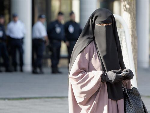 New Delhi, donna va nel bagno dell'aeroporto, indossa un burqa e scappa