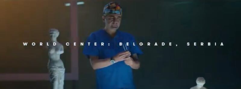 Il dottor Miroslav Djordjevic in un video promozionale della St Medica di Belgrado