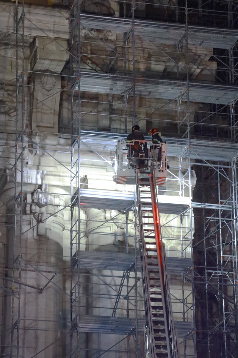 Milano, un uomo si arrampica sulla facciata della stazione Centrale 14