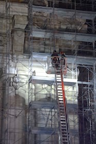Milano, un uomo si arrampica sulla facciata della stazione Centrale 14