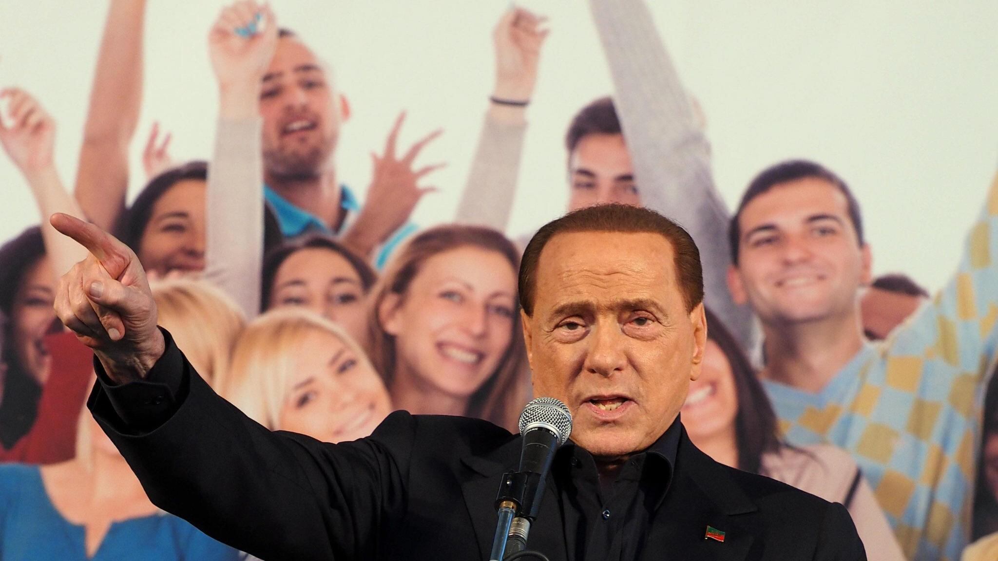Berlusconi: "Bonus? Una mancia disgustosa". Ecco il piano per battere Renzi