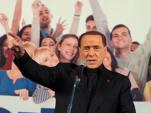 Berlusconi: "Bonus? Una mancia disgustosa". Ecco il piano per battere Renzi