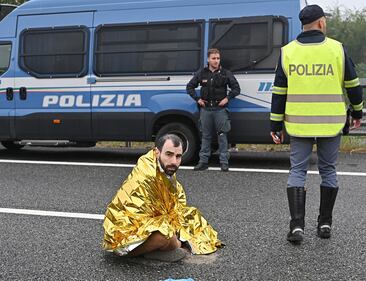 Eco-vandali di Ultimam generazione si cementano sull'asfalto a Torino 2