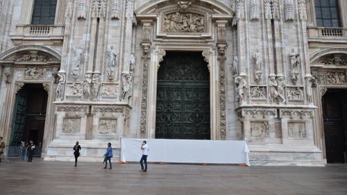 Il portone del Duomo imbrattato da scritte 6