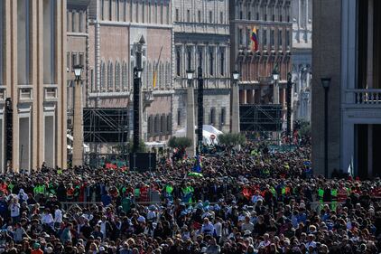 Piazza San Pietro stracolma per le esequie di Papa Francesco 2