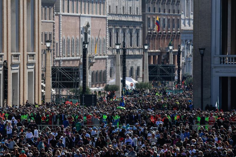 Piazza San Pietro stracolma per le esequie di Papa Francesco 2