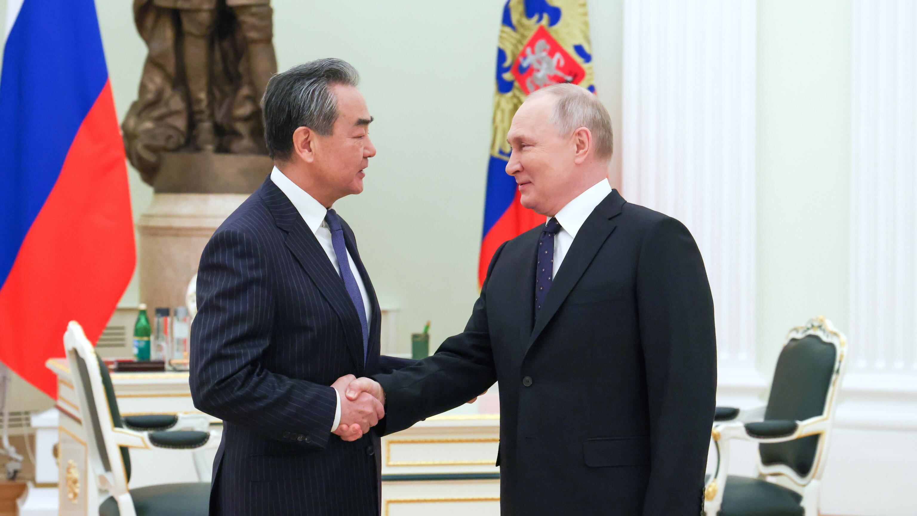 "Interessi reciproci". Wang Yi vola in Russia per proporre la pace a Putin