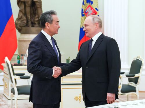 "Interessi reciproci". Wang Yi vola in Russia per proporre la pace a Putin