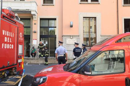 Incendio a Milano: morte sei persone in una casa di riposo 8