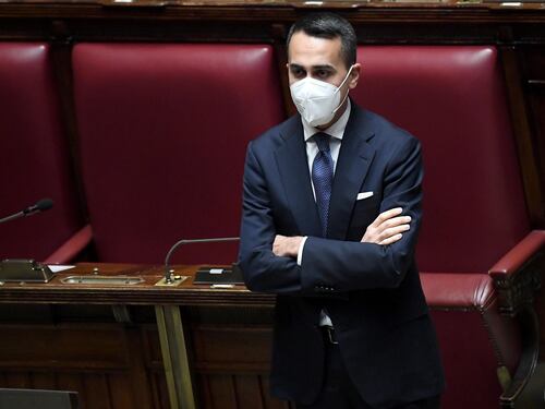 Veleni, veline e processi. Il mese dei lunghi coltelli