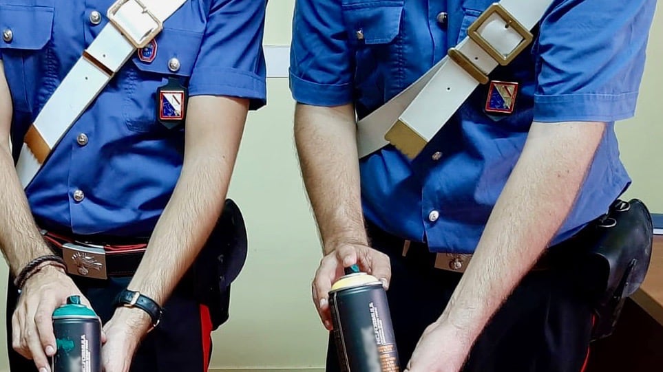 Scoperto a graffitare lo spartitraffico, writer denunciato