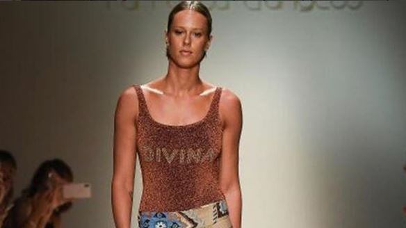 La Pellegrini si autocelebra alla Fashion Week