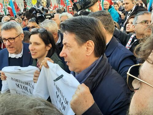 Parte l'ammucchiata anti-Meloni