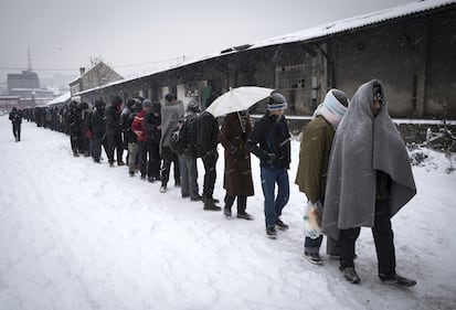 A Belgrado immigrati in coda per un pasto caldo 1