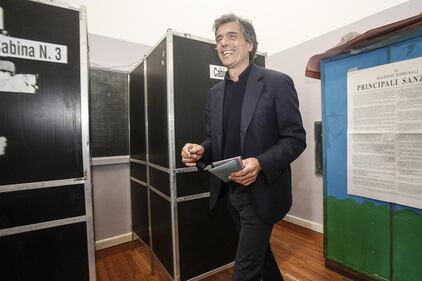 Alfio galantuomo: al seggio baciamano a tutte le donne 11