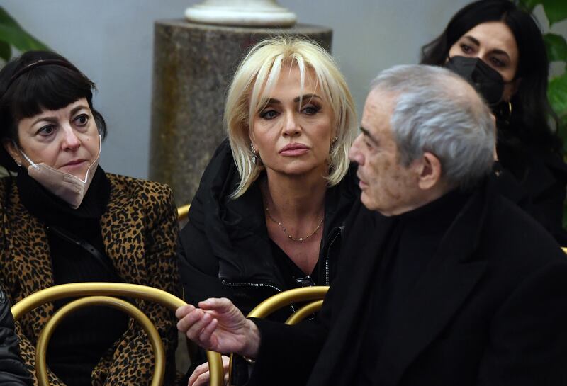 Vip e personaggi dello spettacolo alla camera ardente di Maurizio Costanzo 9