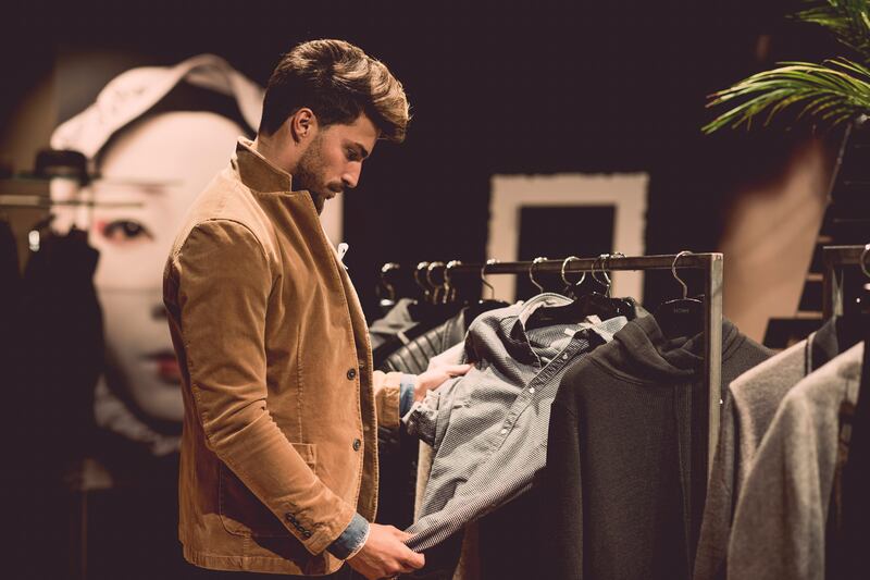 Milano, Mariano Di Vaio "commesso" per un giorno: apre il primo e-shop 1