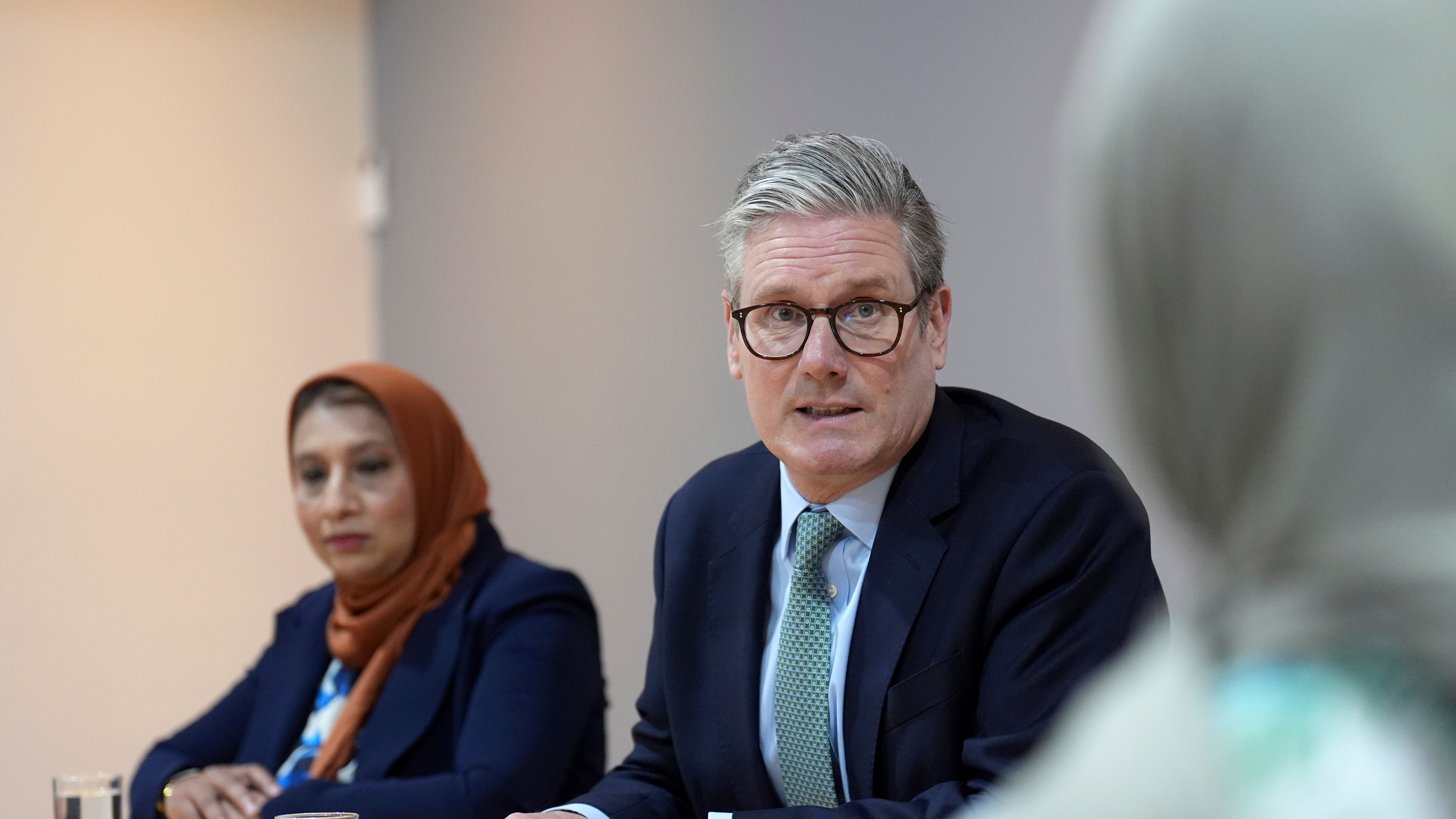 La società civile inglese si ribella alle violenze. Starmer fa il duro: arresti e processi lampo