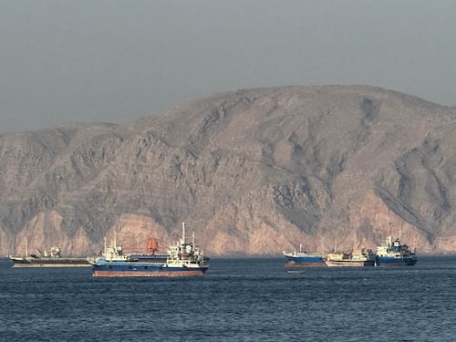 Hormuz, Usa e Iran verso l’accordo: cosa cambia per petroliere e navi. E Teheran pensa all’Europa per sminare lo Stretto