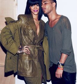 Rihanna fra cocktails, sigari e sci con le amiche 7