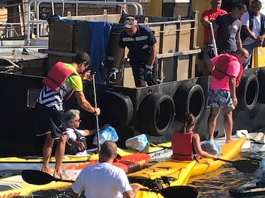 Taranto, canoisti all’opera ripuliscono il mare dalla plastica  4
