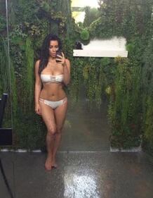 Kim Kardashian, tra passerelle e selfie hot 65