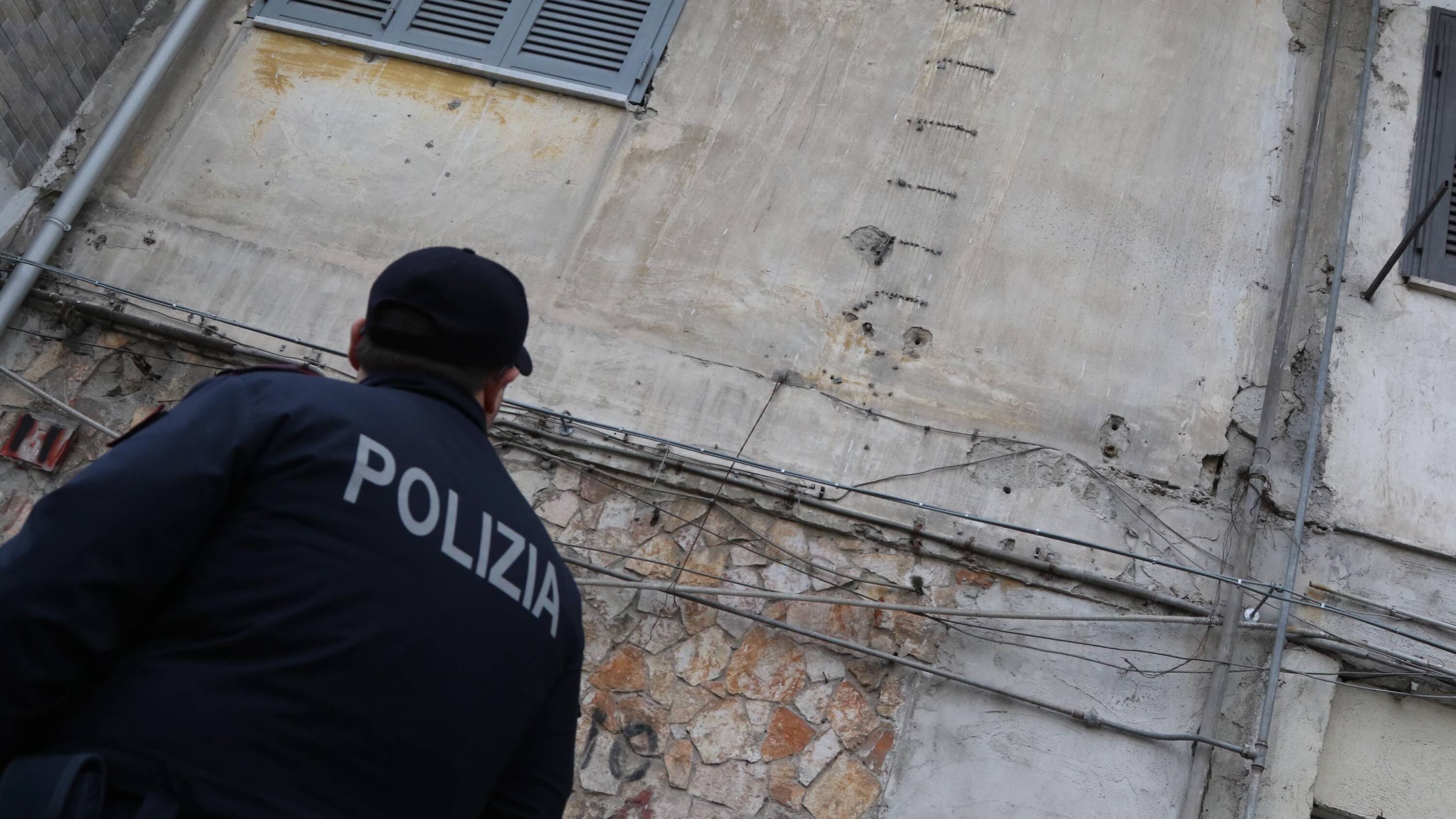 Si traveste per riavere l'ex, lui la scopre