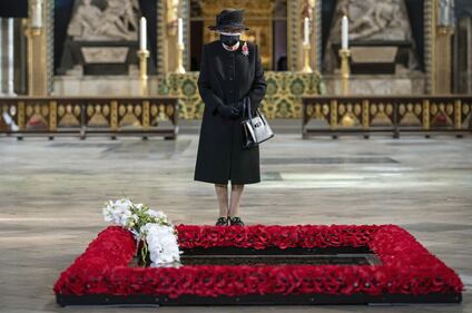 La Regina Elisabetta per la prima volta in pubblico con la mascherina 7