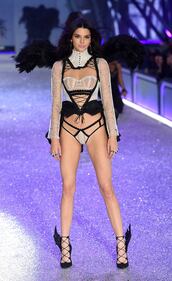 Kendall Jenner sulle passerelle di Victoria's Secret 5