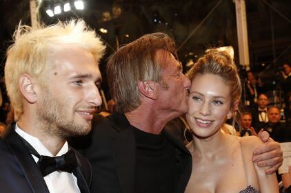 La figlia di Sean Penn gli ruba la scena a Cannes 25