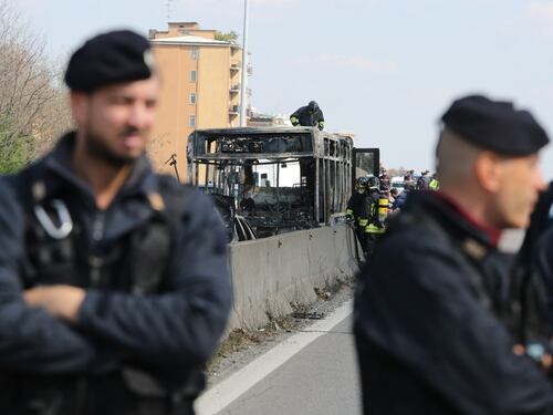 "Precedenti per abusi sessuali su minori". Chi è l'attentatore senegalese