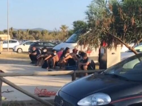 Migranti "invadono" la spiaggia: sbarco tra sdraio e ombrelloni