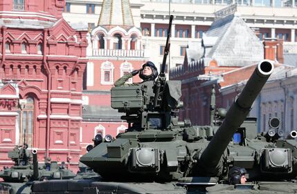 Putin alla parata col nastro degli indipendentisti 6